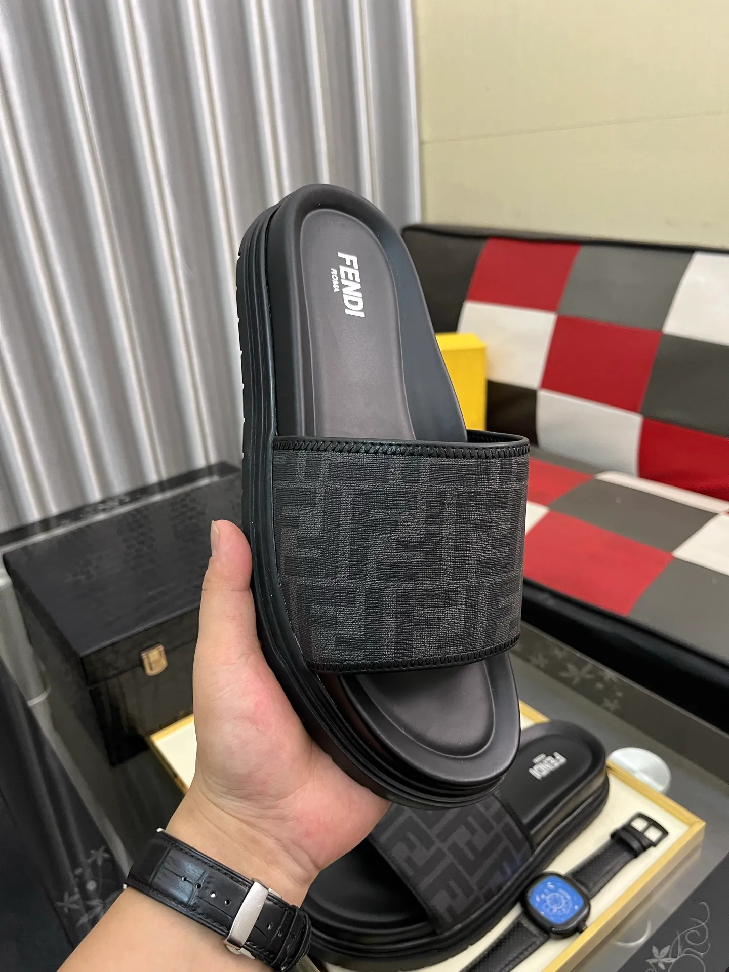 Men's men's shoes💰320⌚️⌚️FENDI Fendi slippers and sandals are shipped💄How can this summer be without the blessing of little monsters💄Original imported special hardware decorative pattern➕Original private model outsole! Details determine success or failure, good quality is not afraid of magnifying details! It feels super comfortable on your feet! This summer you need a pair of trendy, cool and comfortable sandals👣 Standard size: 38-443️⃣Colors available